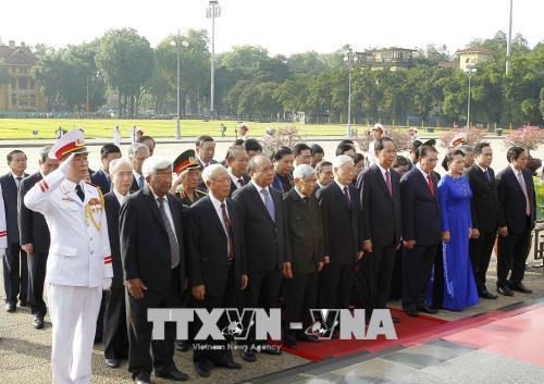 Des dirigeants rendent hommage au President Ho Chi Minh hinh anh 1