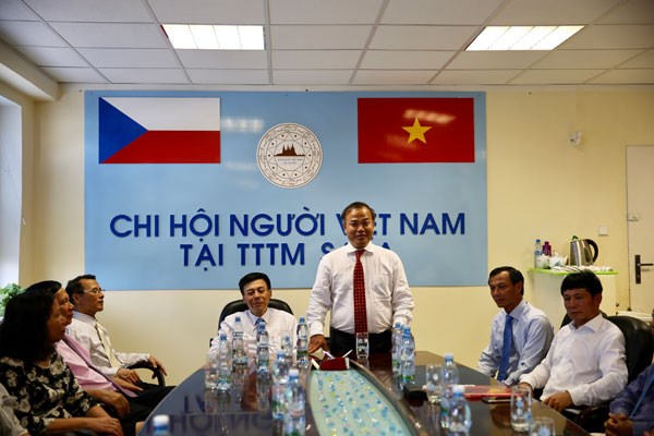 Une delegation du Comite d'Etat charge des Vietnamiens residant a l'etranger en R. tcheque hinh anh 1