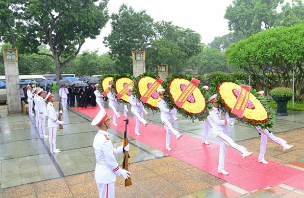Le 27 juillet : les dirigeants du Parti et de l’Etat rendent hommage aux morts pour la Patrie hinh anh 1
