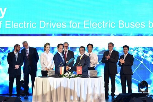 VinFast et Siemens signent deux accords portant sur la fabrication de bus electriques hinh anh 1