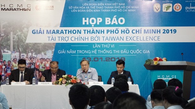 Plus de 8.000 coureurs au marathon de Ho Chi Minh-Ville 2019 hinh anh 1