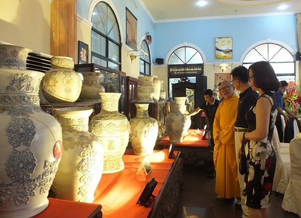 Record du Vietnam a un ensemble de vases en ceramique hinh anh 1
