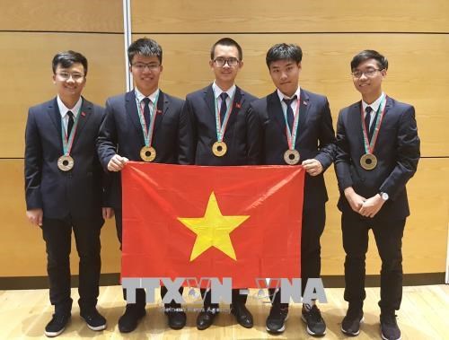 38 eleves vietnamiens primes lors des Olympiades regionales et internationales hinh anh 1