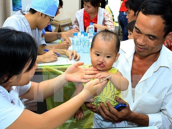 Un programme de chirurgie cervico-faciales porte par des medecins americains a Hanoi hinh anh 1