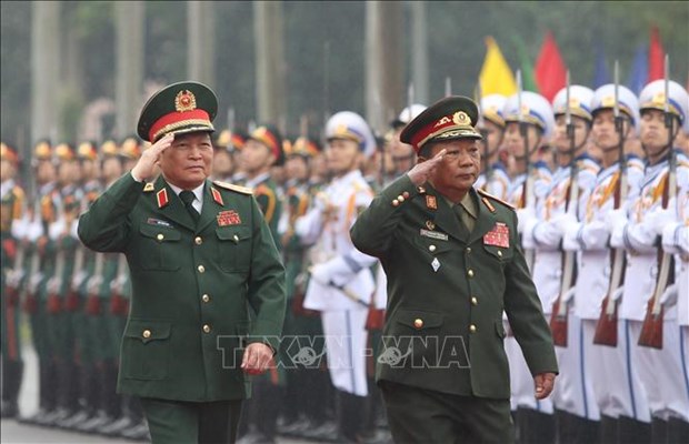 Le ministre lao de la Defense en visite de travail au Vietnam hinh anh 1