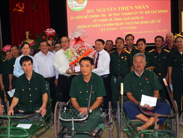 Le secretaire du Comite du Parti de Ho Chi Minh-Ville rend visite a des invalides a Ha Nam hinh anh 1