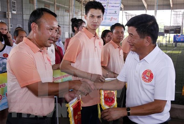 Competitions sportives en l’honneur des 60 ans d'activites des experts vietnamiens en Police au Laos hinh anh 1