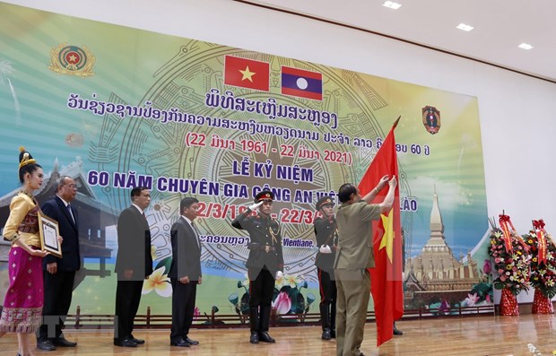 Celebration du 60e anniversaire de l'envoi d'experts de police vietnamienne au Laos hinh anh 2