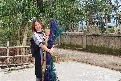 Une employee du tourisme realise des œuvres d'art a partir de feuilles et d'herbes hinh anh 1