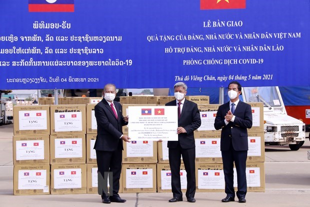 COVID-19: Le Vietnam accorde 500.000 dollars au Laos hinh anh 1