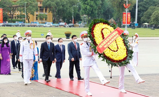 Des dirigeants rendent hommage au President Ho Chi Minh hinh anh 1
