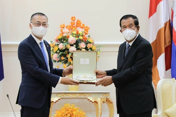 Le Premier ministre cambodgien recoit l’ambassadeur sortant du Vietnam hinh anh 1