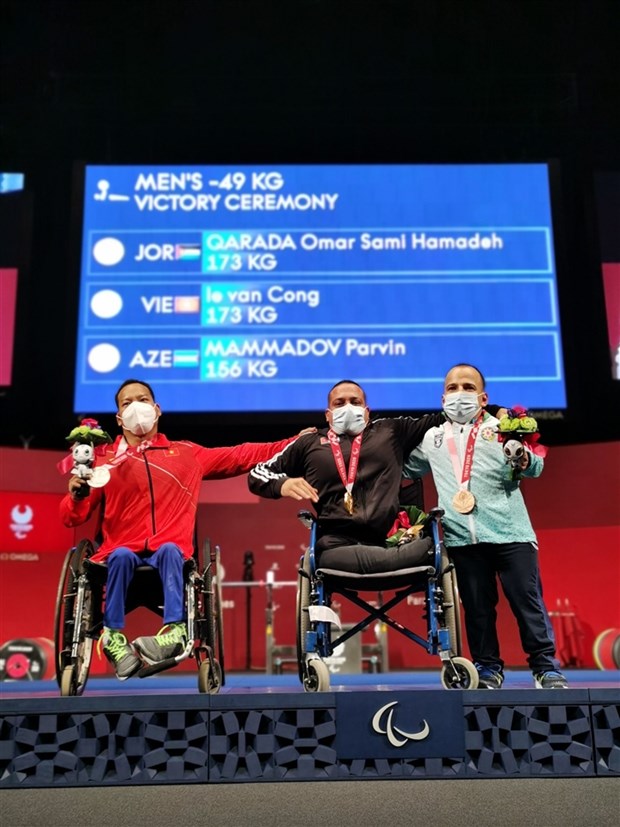 Jeux paralympiques de Tokyo : l'halterophile Le Van Cong decroche la medaille d’argent hinh anh 2