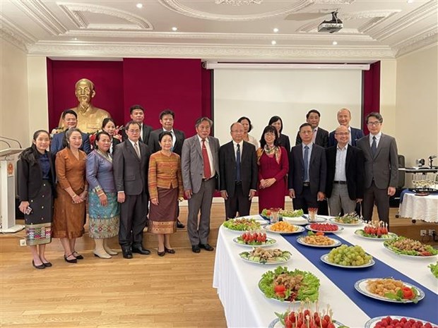 Fete nationale : l’ambassadeur du Laos en France felicite le Vietnam hinh anh 1