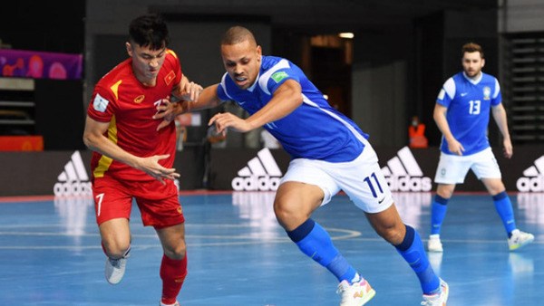 Coupe du monde de Futsal 2021 : l'equipe vietnamienne battu par son adversaire bresilien hinh anh 1
