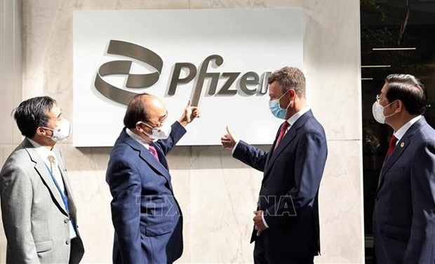 Le president vietnamien Nguyen Xuan Phuc visite la societe Pfizer Biopharmaceutical hinh anh 1