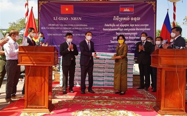 Le Cambodge fait don de 200.000 doses de vaccin anti-Covid-19 au Vietnam hinh anh 1
