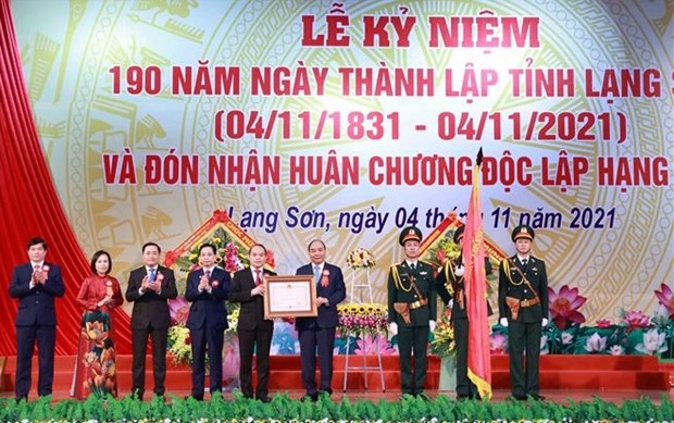 Le chef de l'Etat decerne l’Ordre de l’independance de premiere classe a la province de Lang Son hinh anh 1