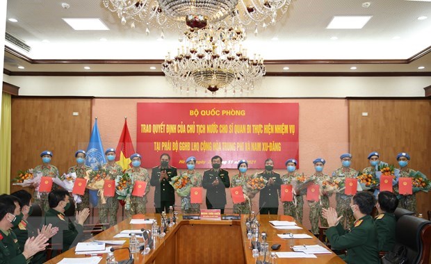 Douze autres officiers vietnamiens participent aux operations onusiennes hinh anh 1