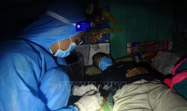 Kien Giang : sauvetage d'un pecheur en detresse medicale en mer hinh anh 1