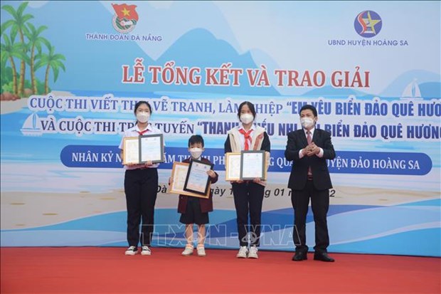 Plus de 20.000 eleves et etudiants aux concours d’etudes de la mer et des iles vietnamiennes hinh anh 2