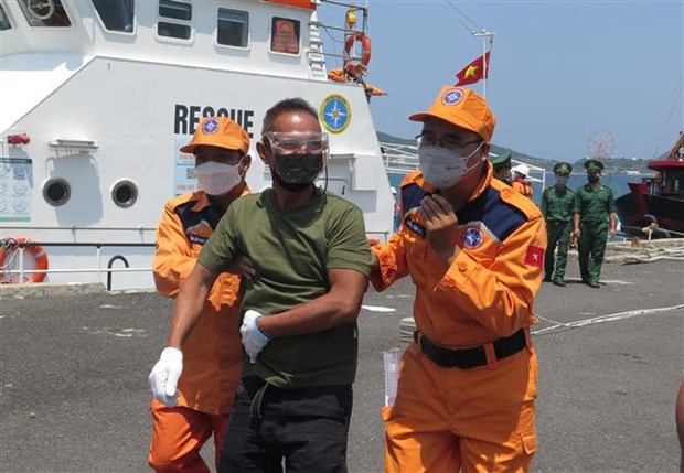 Khanh Hoa: un marin philippin en detresse ramene sur la terre ferme hinh anh 1