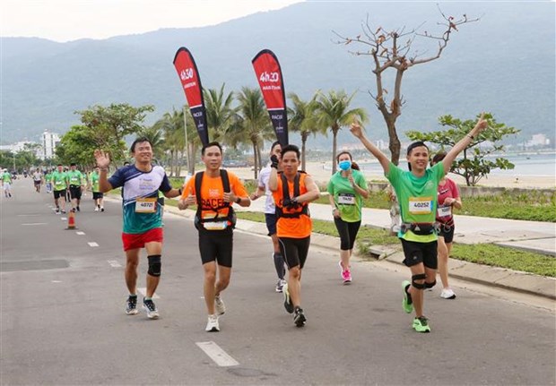 Les athletes vietnamiens brillent lors du Marathon international Da Nang 2022 hinh anh 1