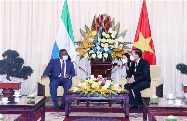 Le president du Comite populaire de Ho Chi Minh-Ville recoit le president de Sierra Leone hinh anh 1