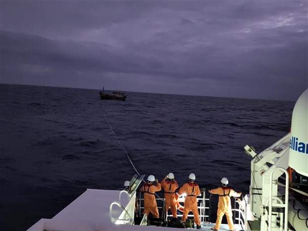 Da Nang : un bateau de peche en detresse remorque en toute securite hinh anh 1