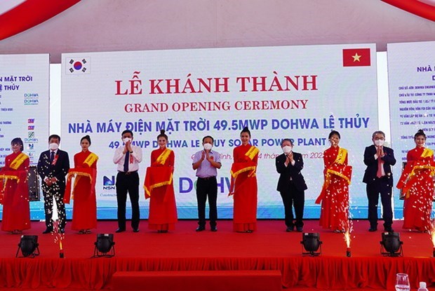 Inauguration officielle d’une centrale solaire de 49,5 MW a Quang Binh hinh anh 1