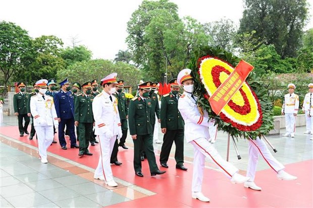 Les dirigeants rendent hommage au President Ho Chi Minh hinh anh 2