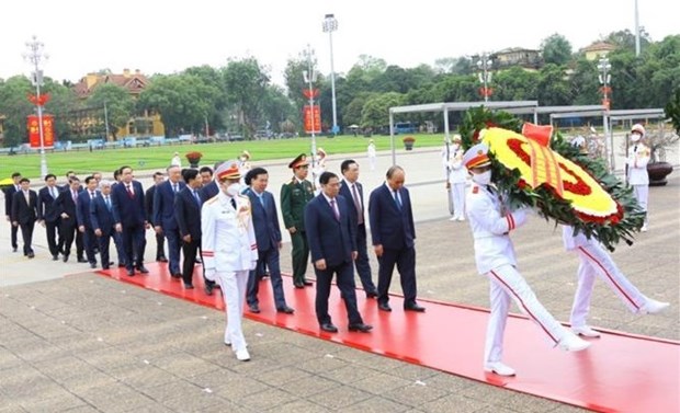 Les dirigeants rendent hommage au President Ho Chi Minh hinh anh 1