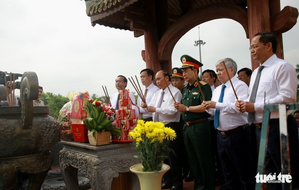 Le president Nguyen Xuan Phuc rend hommage aux heros morts pour la Patrie a Quang Tri hinh anh 1