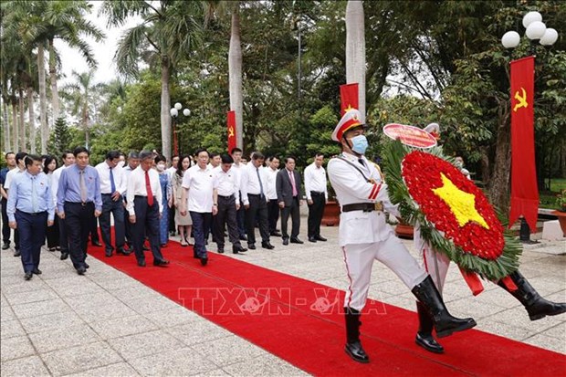 Le president de l’AN rend hommage au President Ho Chi Minh et aux soldats morts pour la Patrie hinh anh 1