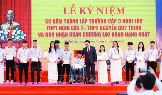Le president de l'AN a la celebration du 60e anniversaire de la fondation du lycee Nguyen Duy Trinh hinh anh 1