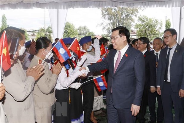 La visite officielle du president de l’AN du Vietnam au Laos largement couverte par la presse lao hinh anh 1