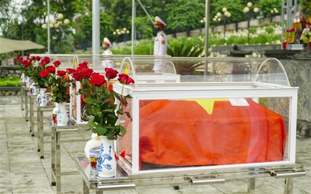 Dien Bien : inhumation des restes de six soldats vietnamiens tombes au Laos hinh anh 2