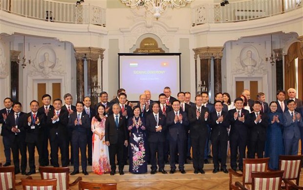 Le president de l’Assemblee nationale Vuong Dinh Hue a un forum Vietnam – Hongrie sur l’education hinh anh 2