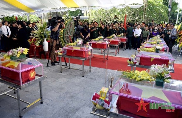 Ha Giang : inhumation des restes de 10 soldats tombes au champ d'honneur hinh anh 1