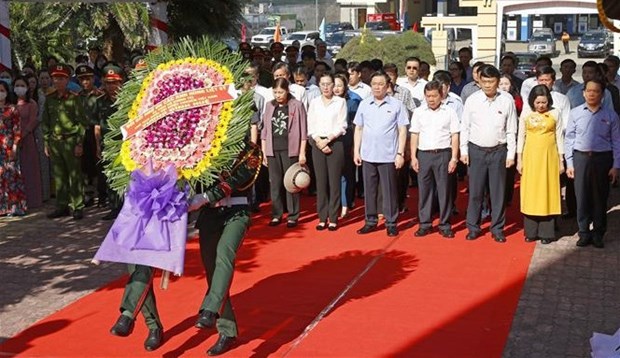 Le president de l’Assemblee ntionale rend hommage aux martyrs a Quang Ngai hinh anh 1