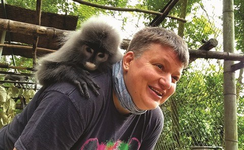 Une passionnee des primates dans le Parc national de Cuc Phuong hinh anh 1