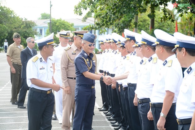 Des attaches militaires etrangers rendent visite a la brigade 147 de la region navale N°1 hinh anh 1