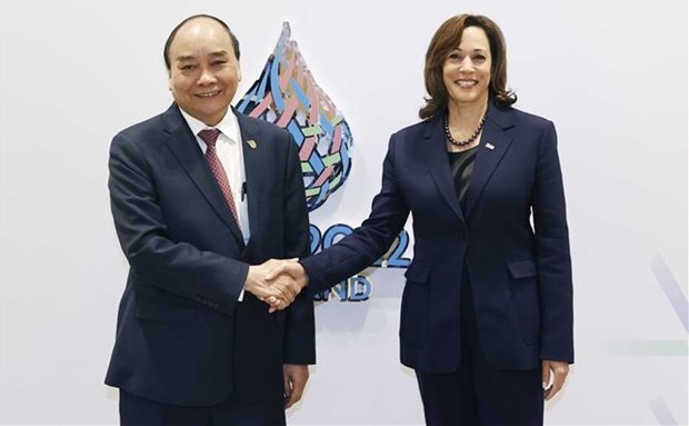 Le president Nguyen Xuan Phuc rencontre la vice-presidente americaine Kamala Harris a Bangkok hinh anh 1
