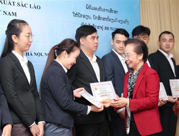 L’Association d’encouragement aux etudes du Vietnam remet 200 bourses aux etudiants lao hinh anh 1