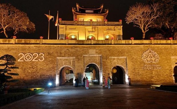 Lancement de la visite nocturne de la Cite imperiale de Thang Long aux visiteurs etrangers hinh anh 1