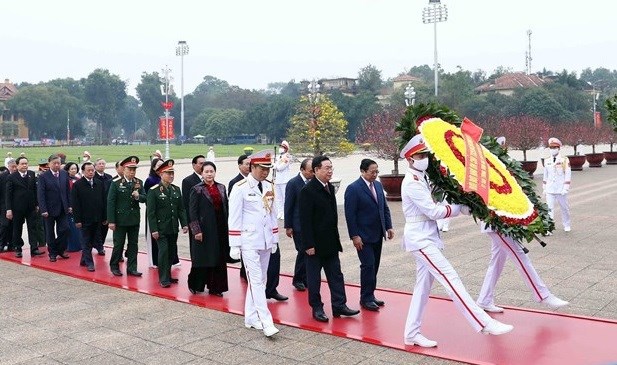 Des dirigeants rendent hommage au President Ho Chi Minh hinh anh 2