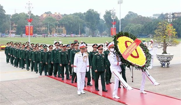 Des dirigeants rendent hommage au President Ho Chi Minh hinh anh 3