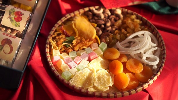 Le plateau de fruits confits, un mets traditionnel du Tet hinh anh 1