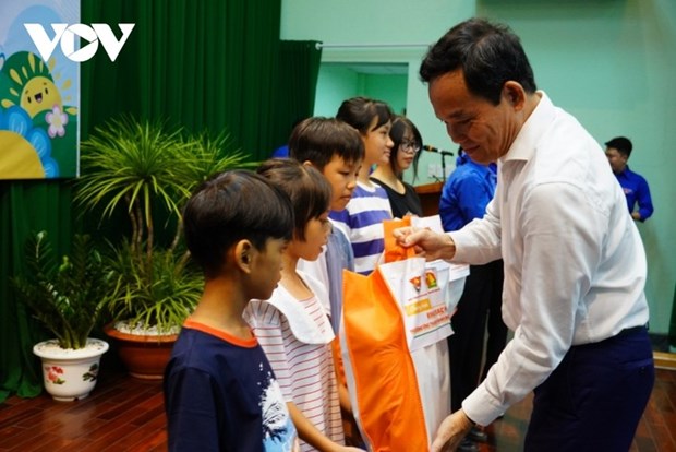 Le vice-Premier ministre Tran Luu Quang rend visite aux enfants demunis de Thu Duc hinh anh 1