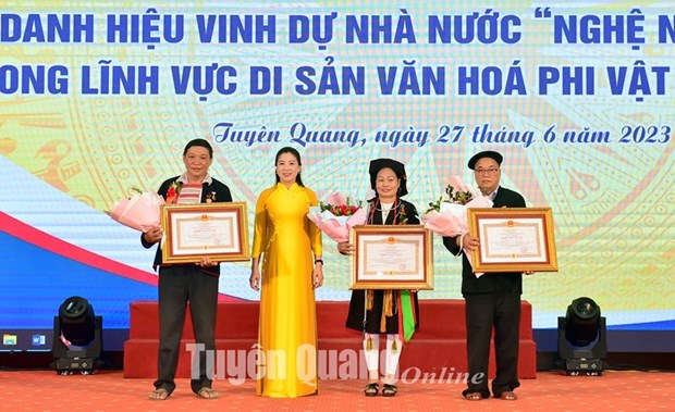 Tuyen Quang : remise du titre d'Artisan emerite en arts folkloriques hinh anh 1
